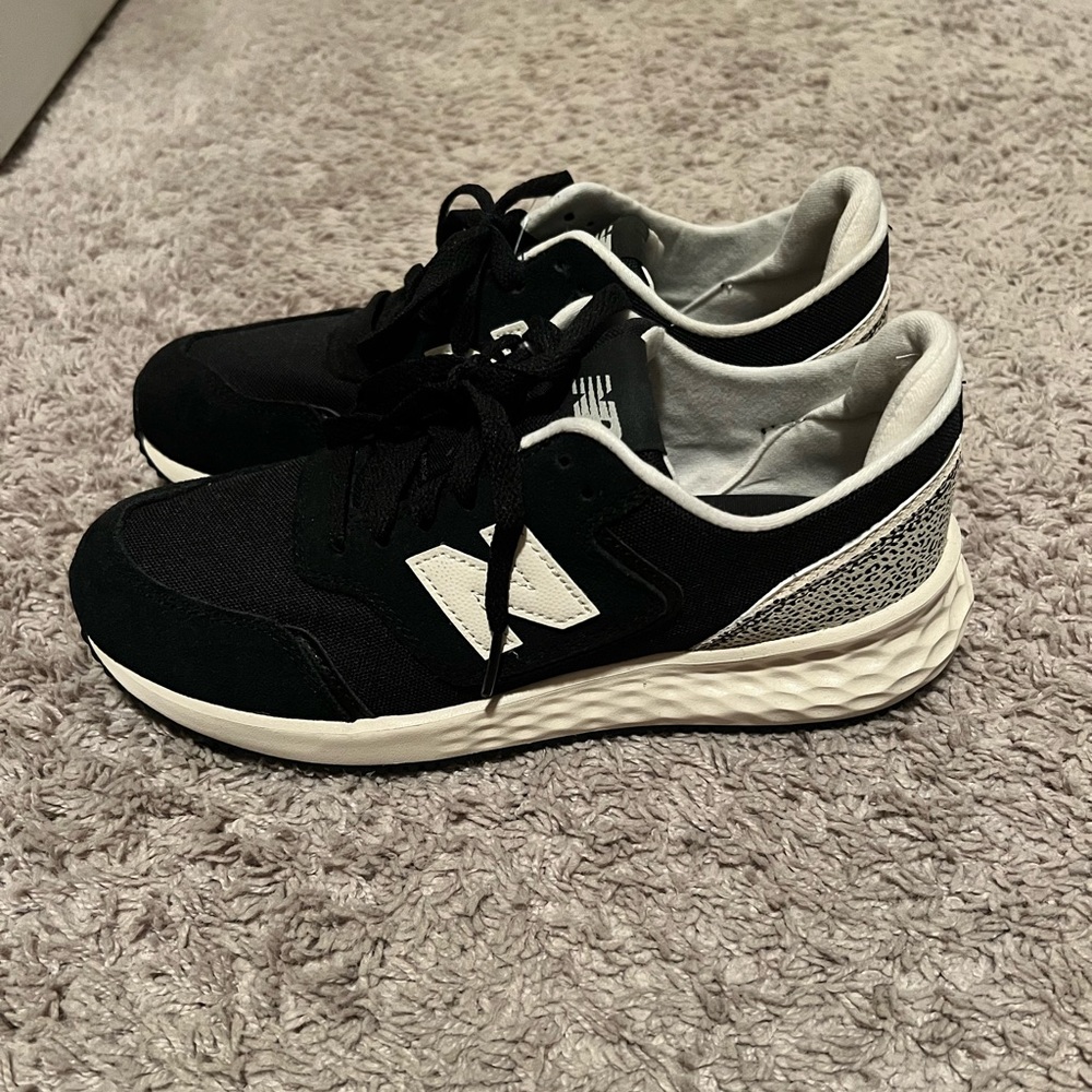 NWOT New Balance Womens Sneakers